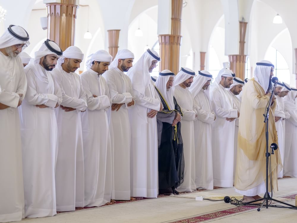 حاكم الشارقة يؤدي صلاة الجنازة على جثمان سلطان بن خالد بن محمد القاسمي