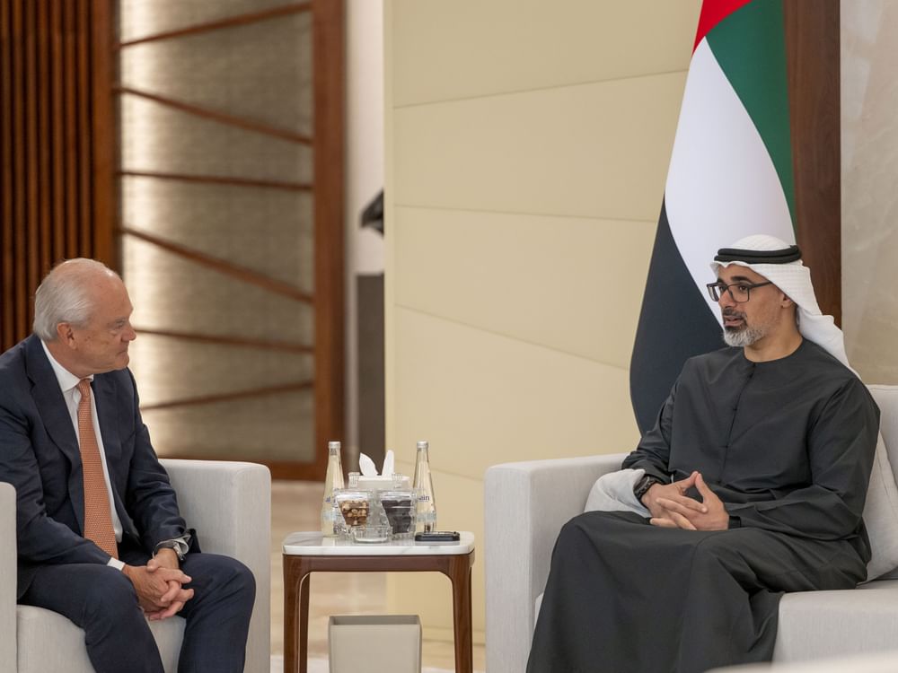 Khaled bin Mohamed bin Zayed Al Nahyan se reúne con el presidente de AstraZeneca y miembros del consejo