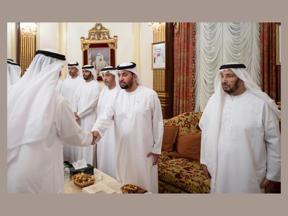 حمدان بن زايد يقدم واجب العزاء في وفاة حرم محمد بن بطي آل حامد
