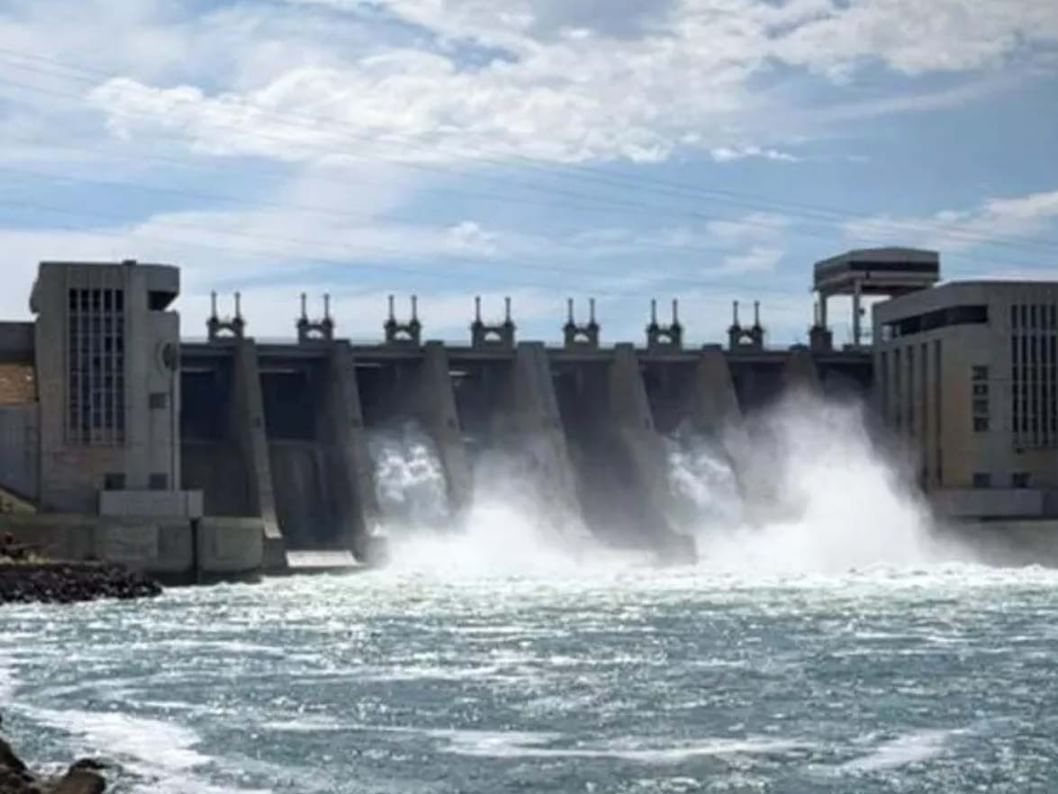 Syria warns of rising Euphrates levels as emergency crews secure bridges