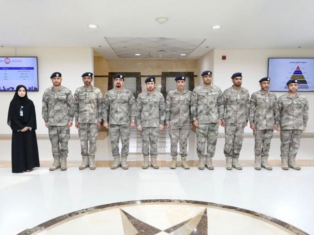 قائد عام شرطة أبوظبي يطلع على منظومة التطوير القيادي بأكاديمية سيف بن زايد