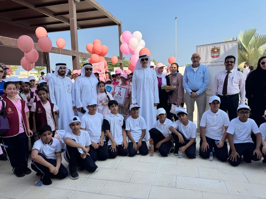 مكتب وزارة الصحة بأم القيوين ينظم ماراثون "الخطوة وردية"  