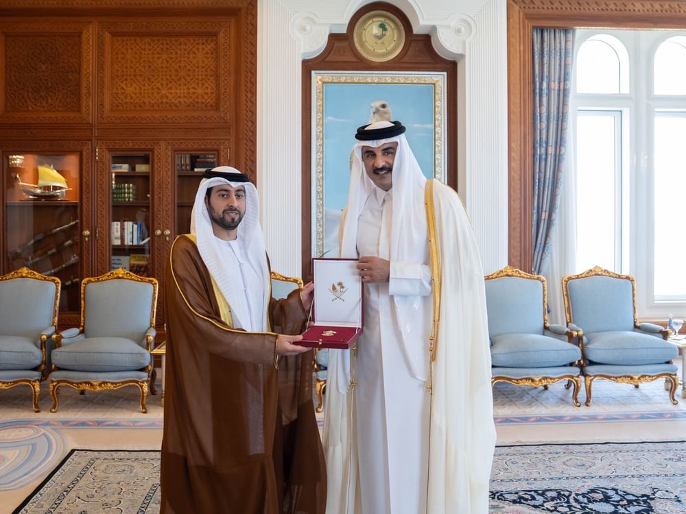 أمير قطر يمنح سفير الإمارات "وسام الوجبة"