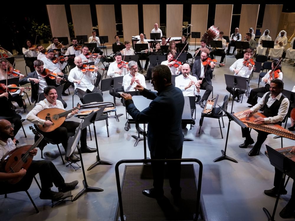 "الأوركسترا الوطنية" تبدأ تدريباتها في رحلة موسيقية تجمع مواهب الإمارات والعالم