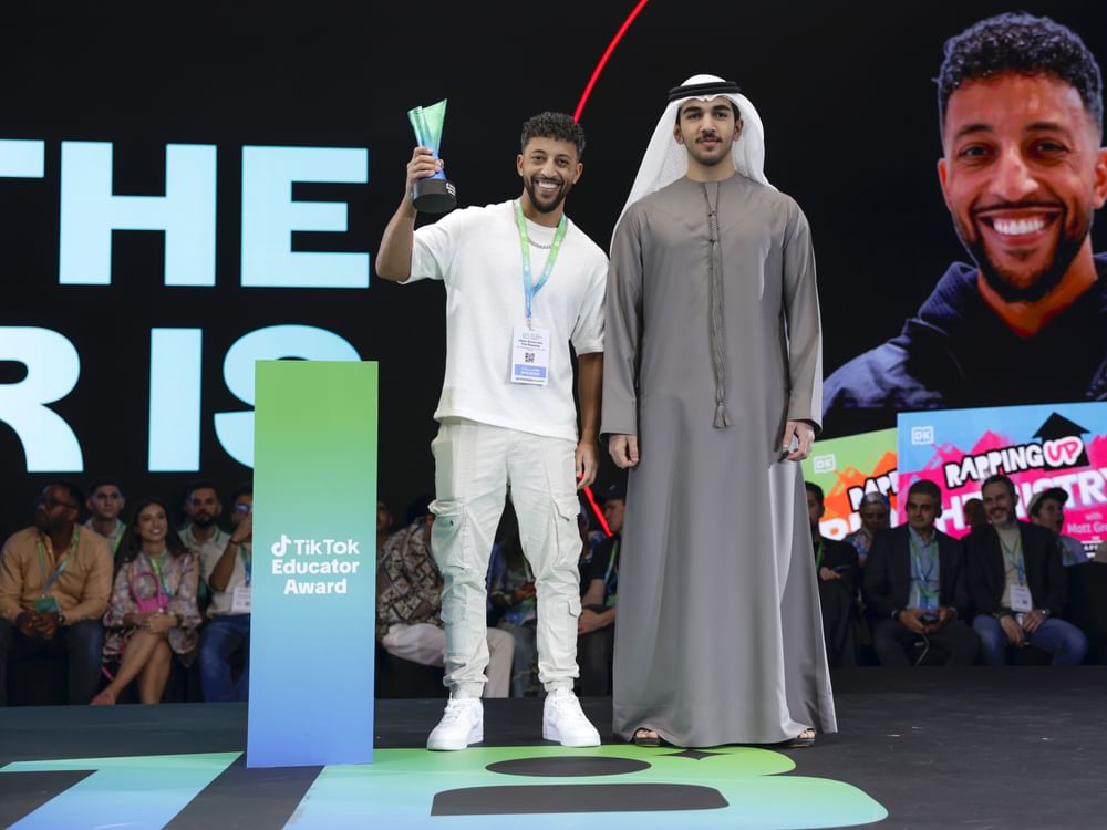 محمد بن راشد بن محمد بن راشد يكرّم الفائز بجائزة صناع المحتوى التعليمي بالتعاون مع منصة TikTok العالمية