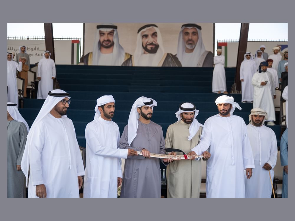 هزاع بن حمدان بن زايد يتوج الفائزين بمزاينة الإبل في مهرجان الظفرة
