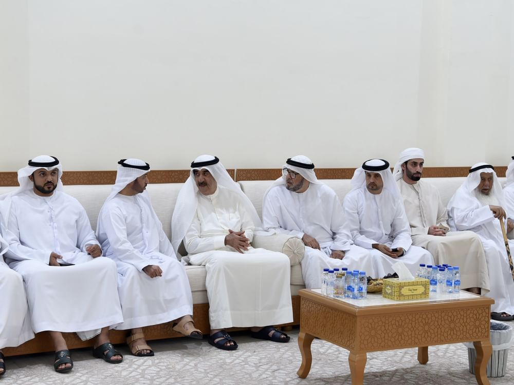 حاكم أم القيوين يقدم واجب العزاء في وفاة ناصر محمد عيسى بوعصيبة آل علي.