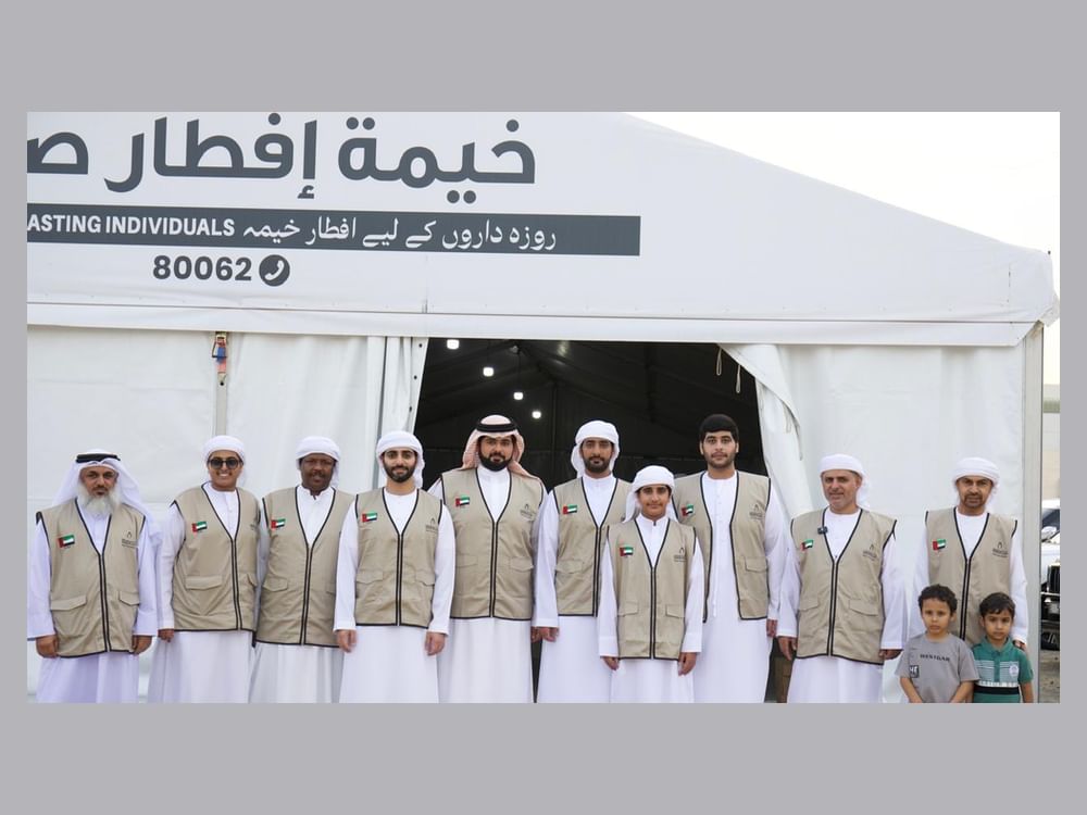 علي بن محمد النعيمي يشارك في توزيع وجبات
