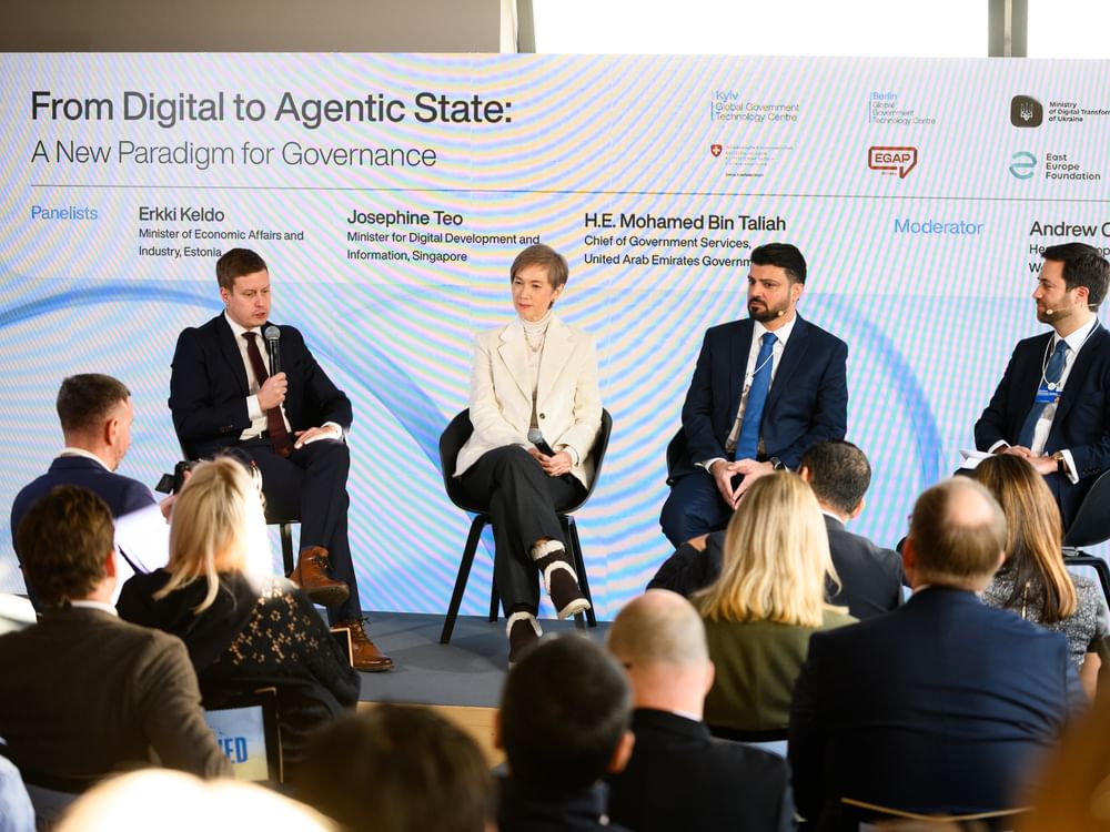 الإمارات تستعرض رؤيتها في تكنولوجيا الحكومات ونموذج الحوكمة المتمحور حول الإنسان في دافوس 2026