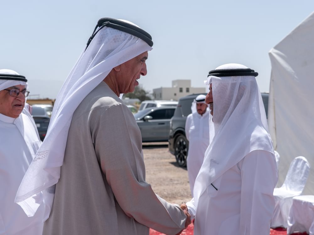 سعود بن صقر يقدّم واجب العزاء في وفاة نجيب حسن الزعابي