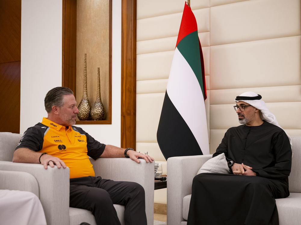 Son Altesse Cheikh Khaled bin Mohamed bin Zayed rencontre le directeur général de McLaren Racing