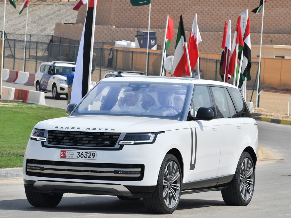 سلطان بن حمدان يهنئ القيادة الرشيدة بفوز هجن الرئاسة بالسيف الخامس في الموسم