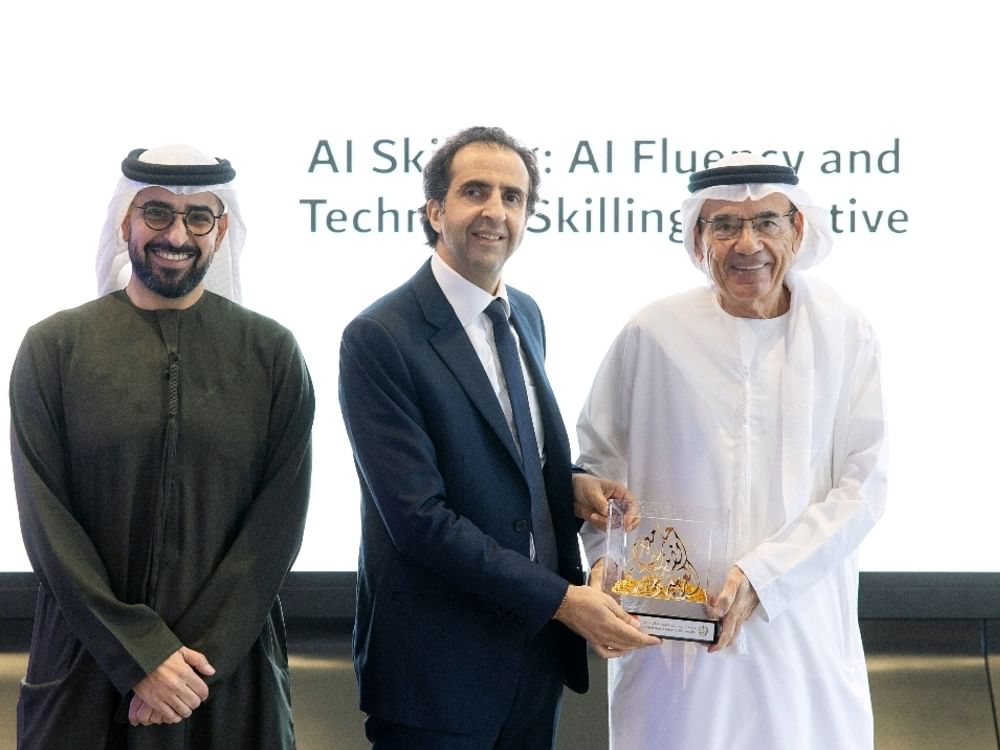 جامعة الإمارات ومايكروسوفت تطلقان مبادرة لتطوير مهارات الذكاء الاصطناعي لدى الطلبة