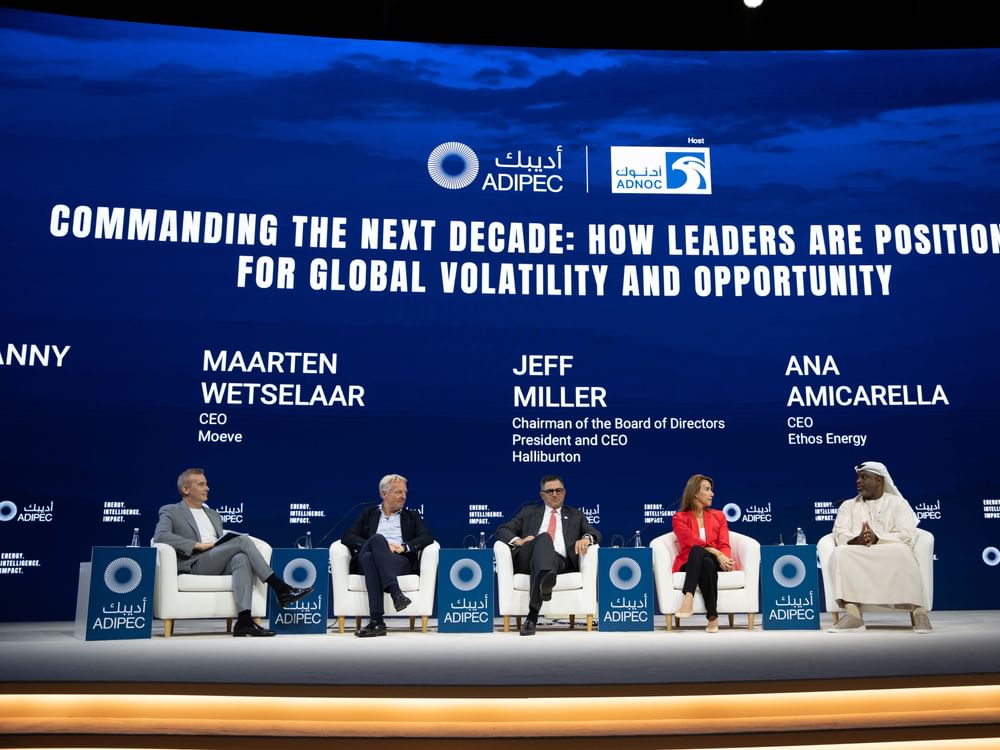  "أديبك 2025".. قادة قطاع النفط والغاز على مستوى العالم يدعون إلى تسريع تمويل الاستثمارات في الطاقة