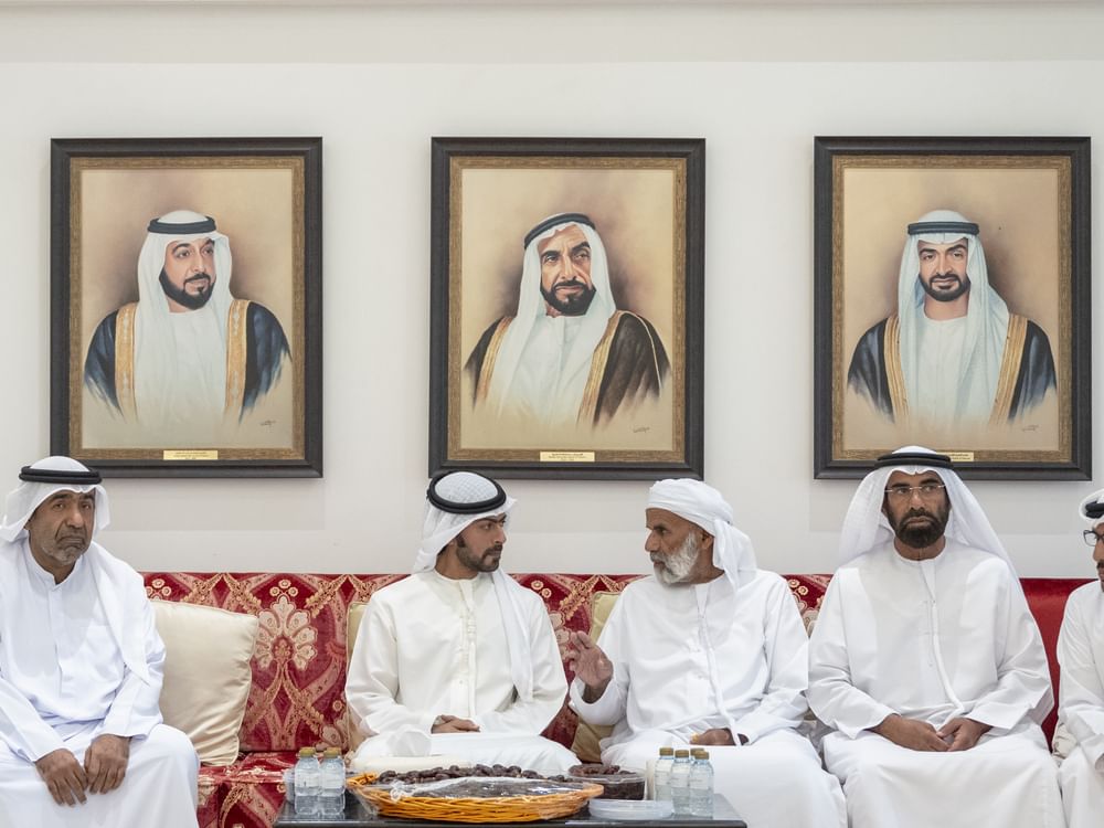 خليفة بن طحنون بن محمد يُقدم واجب العزاء في وفاة سهيل محمد العامري