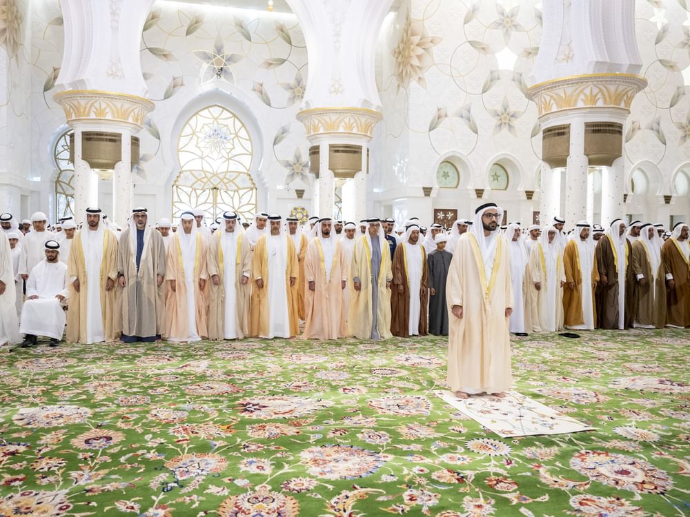 Mansour bin Zayed e Khaled bin Mohamed bin Zayed realizam a oração do Eid na Grande Mesquita Xeique Zayed