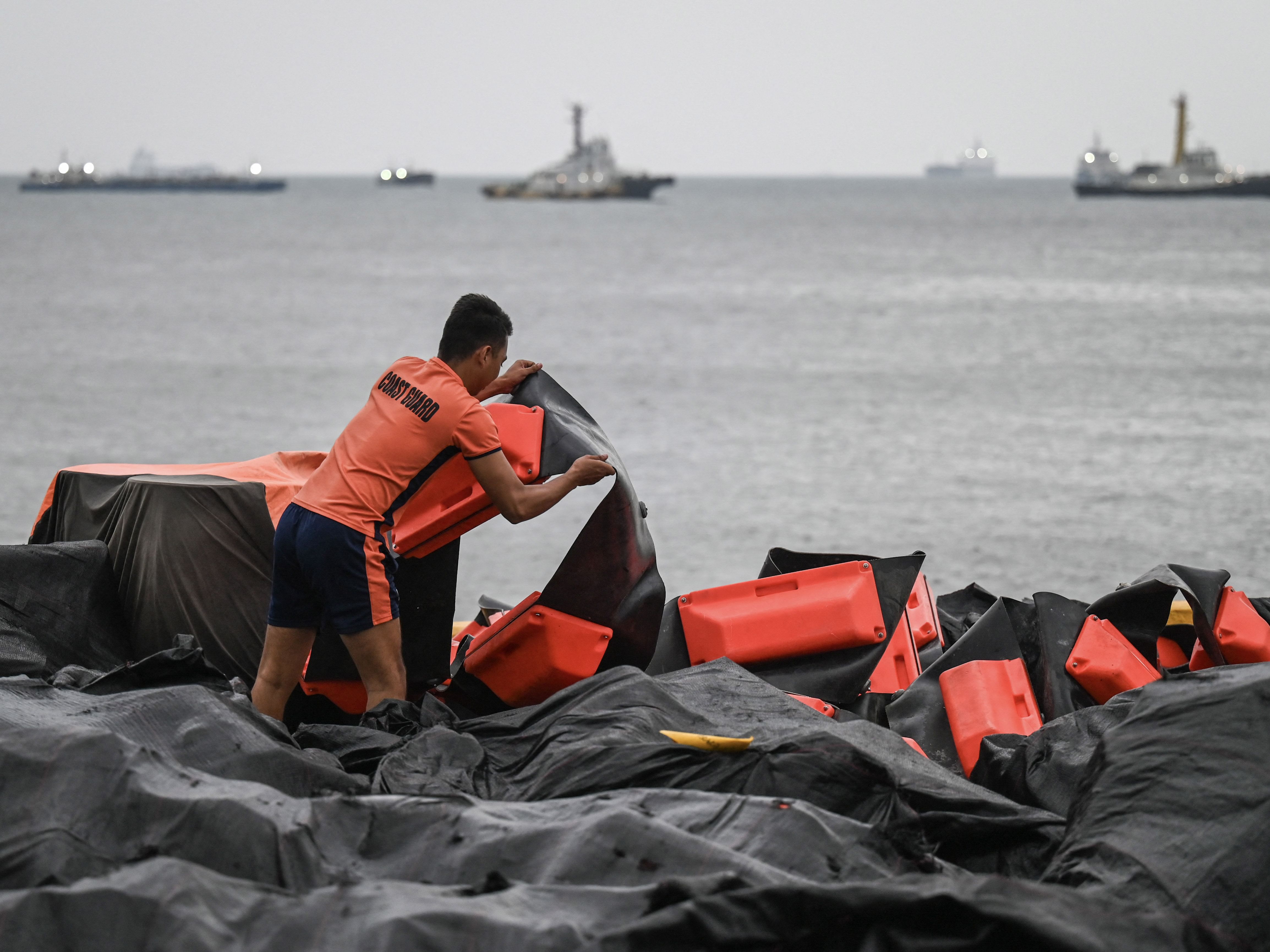 Navio-tanque naufraga nas Filipinas e deixa um tripulante desaparecido