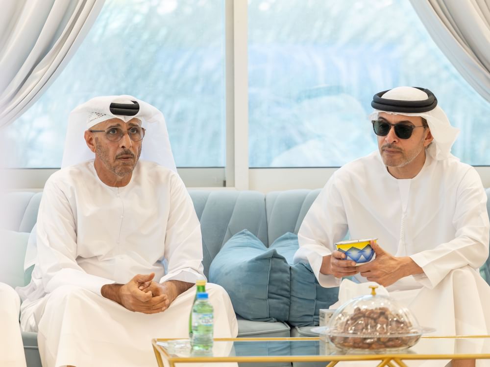 Hazza bin Zayed visita Matar Hamad bin Omaira Al Shamsi em retiro na região de Al Ain