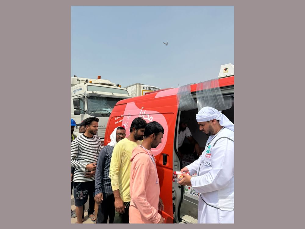 "ثلاجة الفريج" توزع أكثر من مليون عبوة من المياه والعصائر والمثلجات على العمال في دبي خلال شهر