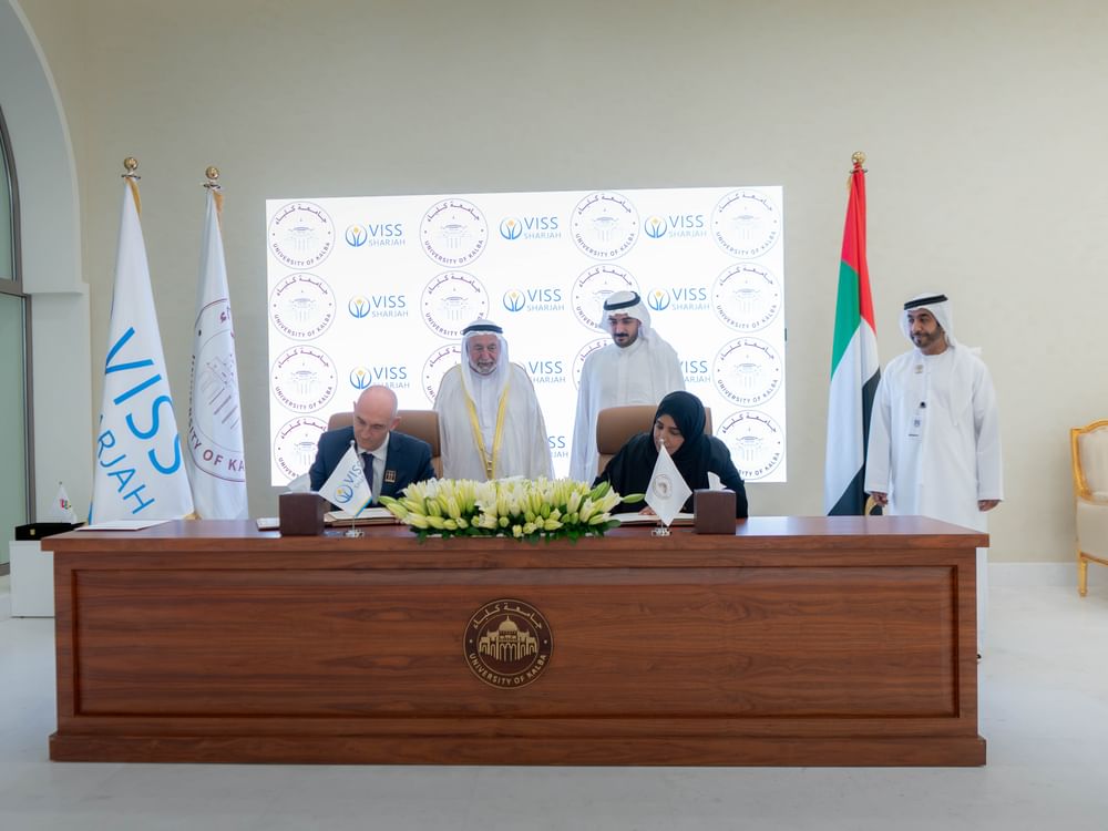 Xeique de Sharjah acompanha assinatura de memorando entre Universidade de Kalba e Escola Internacional Victoria