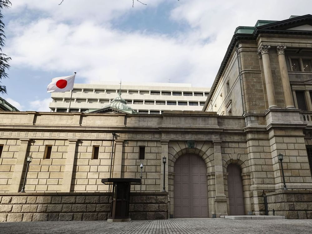 日本央行维持利率不变 上调经济增长预期