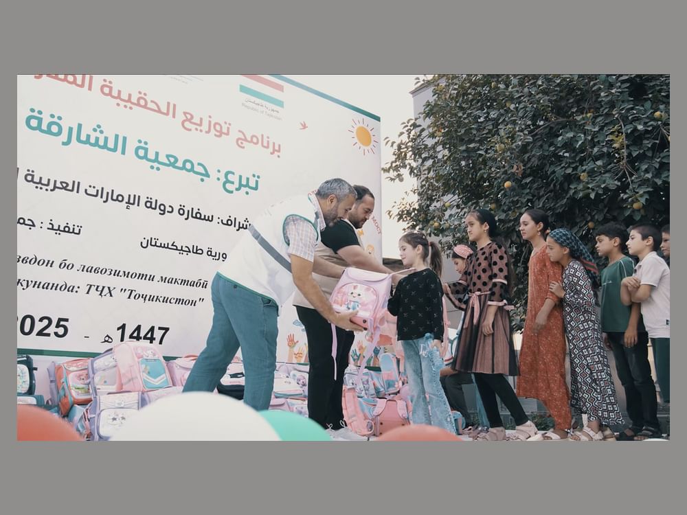 خيرية الشارقة توزع 20 ألف حقيبة مدرسية للأيتام في 14 دولة