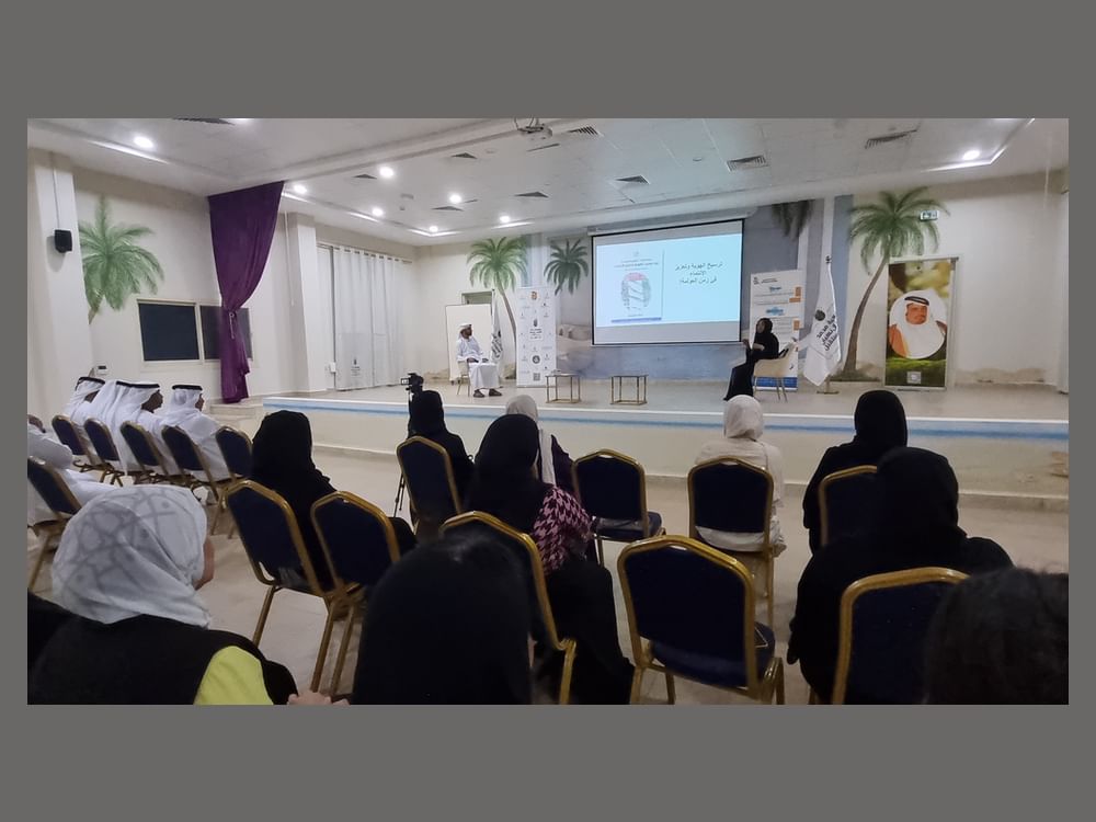 مركز الشيخ محمد بن خالد الثقافي و جمعية الاجتماعيين ينظمان ندوة حول قضايا الشباب والهوية  