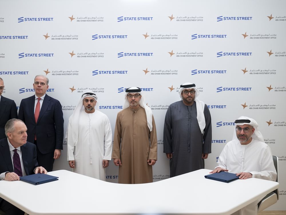 هزاع بن زايد يشهد توقيع اتفاقية بين مكتب أبوظبي للاستثمار و"ستيت ستريت" لإنشاء مركز عمليات جديد للشركة في منطقة العين
