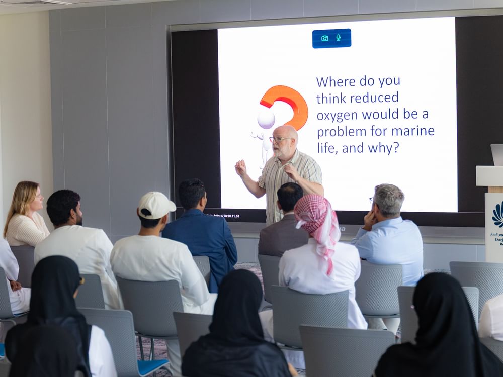 مركز الشارقة لأبحاث علوم البحار يناقش تأثير نقص الأكسجين على الحياة البحرية 
