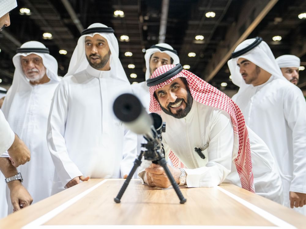طالب بن صقر القاسمي يطلع على آخر الابتكارات في معرض الصيد والفروسية