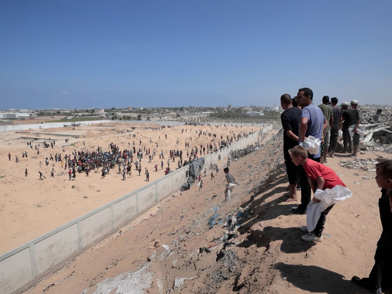 Emirados Árabes Unidos realizam 78º lançamento aéreo de ajuda sobre a Faixa de Gaza