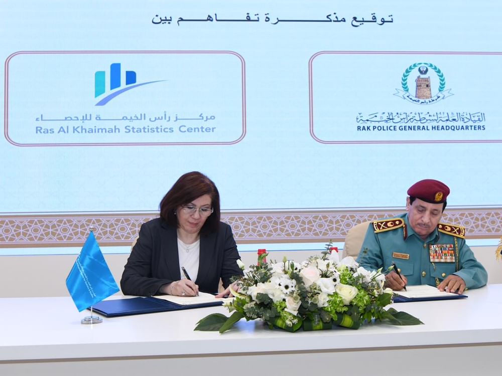 شرطة رأس الخيمة توقع مذكرة تفاهم مع مركز رأس الخيمة للإحصاء