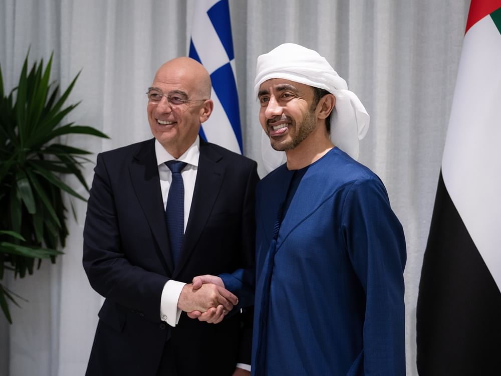 Abdullah bin Zayed recibe al ministro de Defensa de Grecia para abordar las relaciones estratégicas y la situación regional