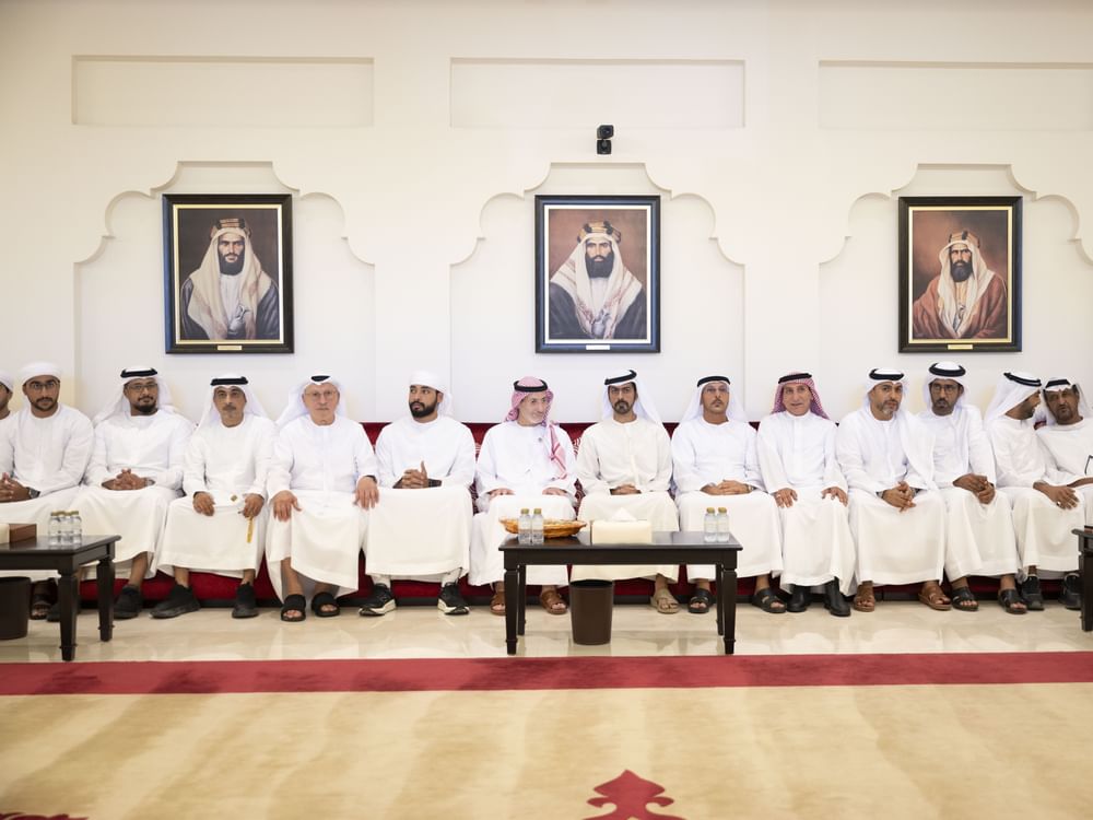 خليفة بن طحنون بن محمد يقدِّم واجب العزاء في وفاة محمود أحمد القيسية