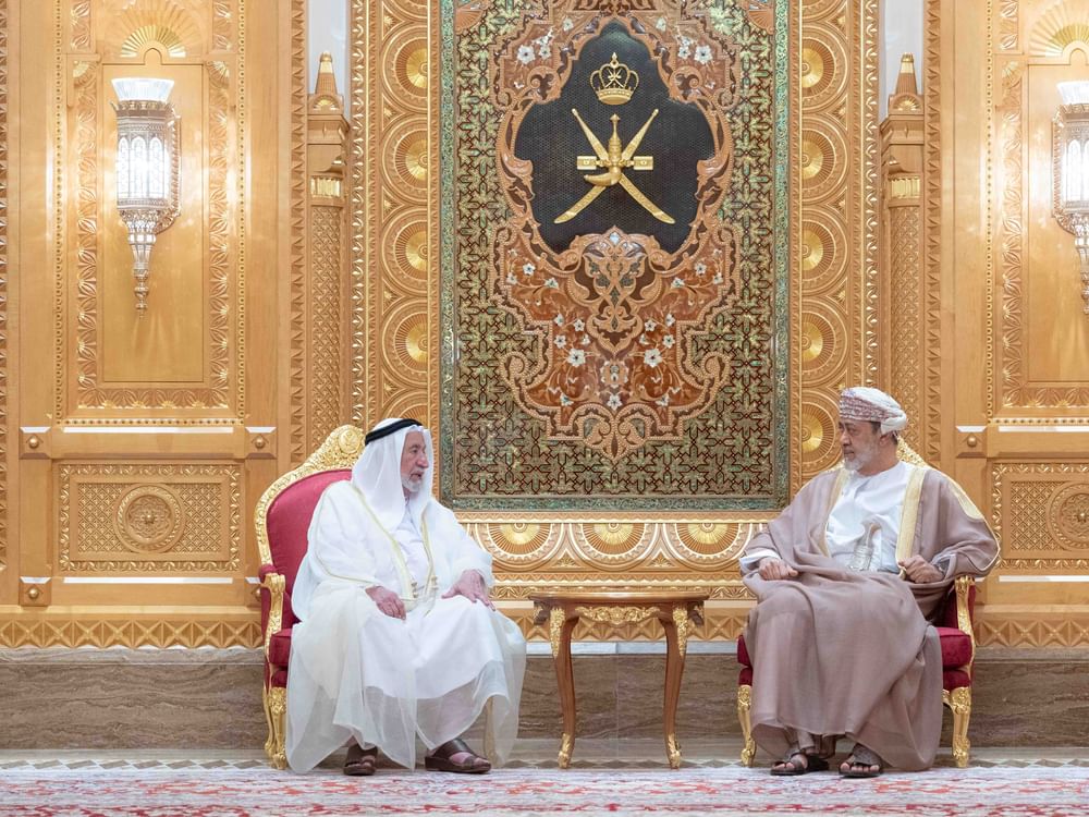 سلطان عمان يستقبل حاكم الشارقة في قصر العلم