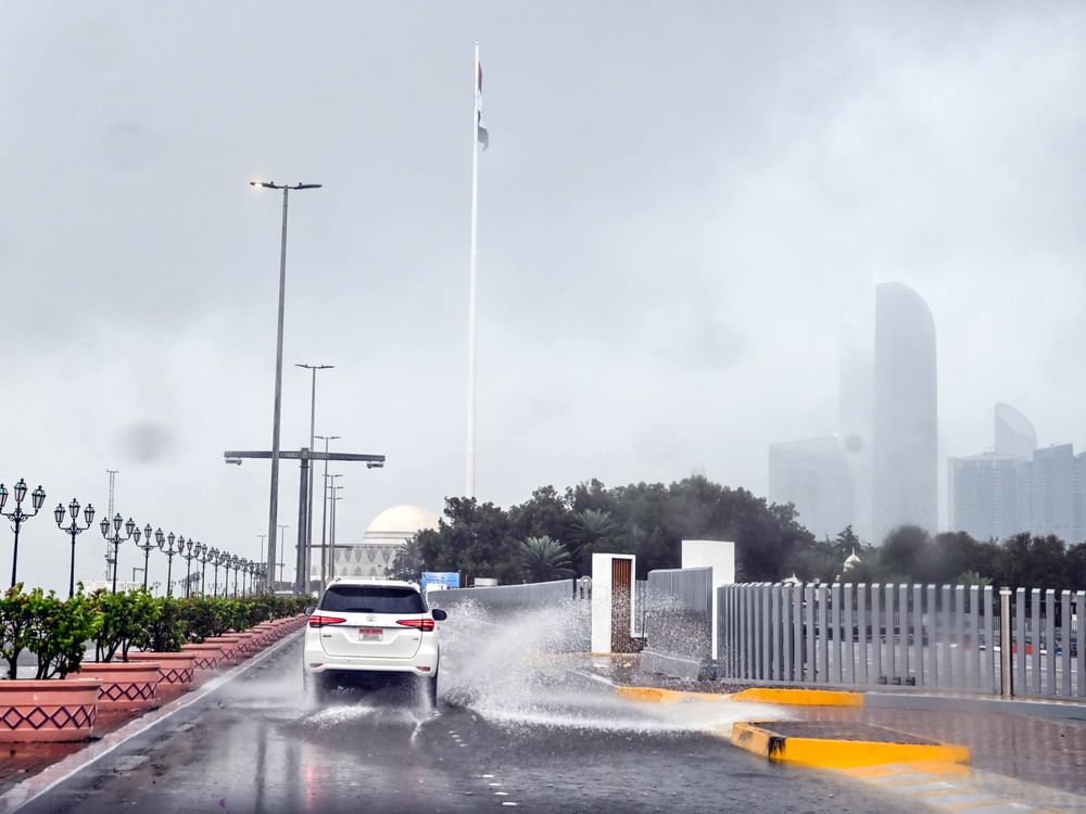 Las lluvias intensas y la inestabilidad meteorológica continuarán en Emiratos hasta el sábado