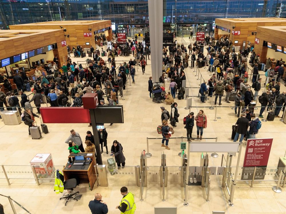 استمرار تعليق الرحلات الجوية في مطار برلين بسبب الجليد الأسود