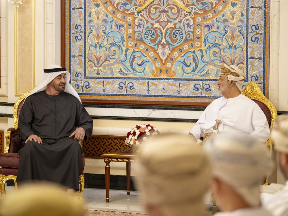 رئيس الدولة وسلطان عمان يبحثان في صلالة علاقات البلدين والتطورات الإقليمية