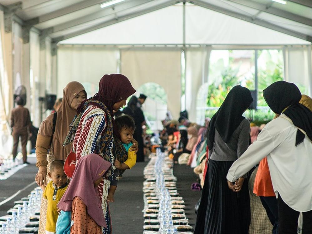 Sheikh Zayed Grand Mosque in Solo provides 12,000 meals daily for fasting individuals in collaboration with 'Zayed Humanitarian'