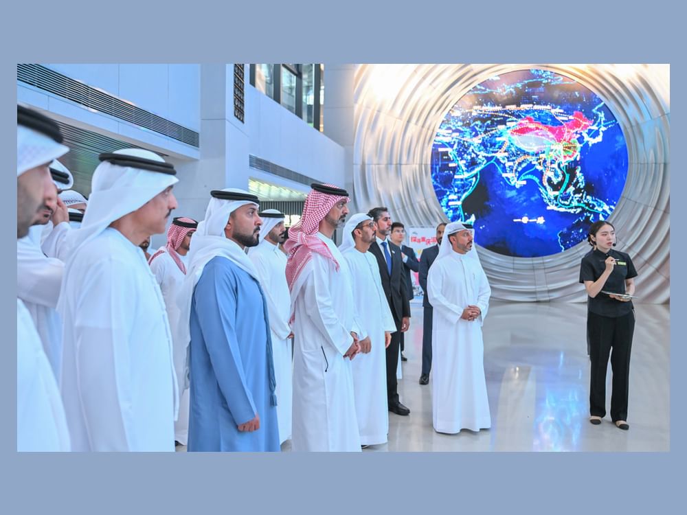 Príncipe herdeiro de Ajman visita exposição de planejamento urbano e museu das Três Gargantas na China