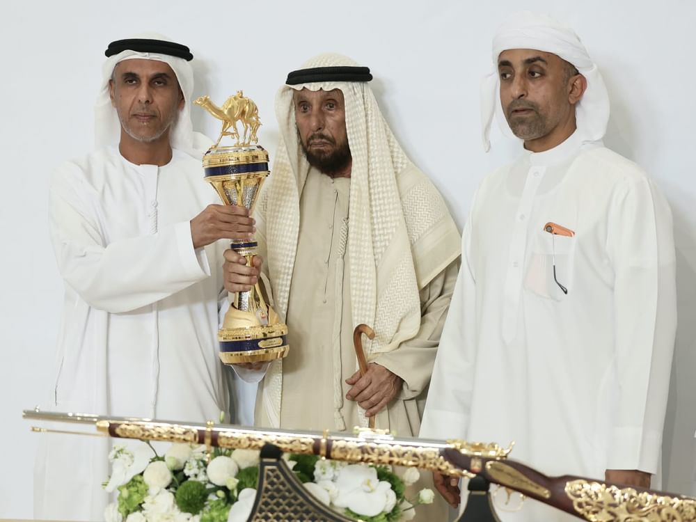 "ثقة" و"نوماس" يحصدان كأس وبندقية الحقايق في مهرجان العين للهجن