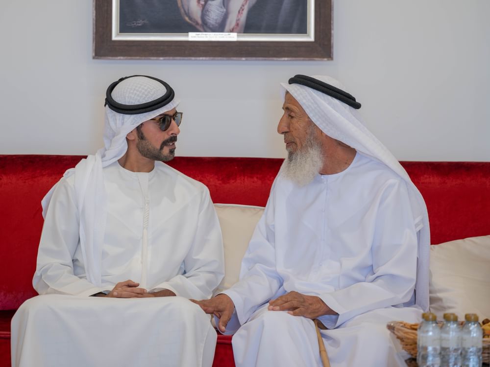 خليفة بن طحنون بن محمد يُقدِّم واجب العزاء في وفاة موزة محمد المنصوري