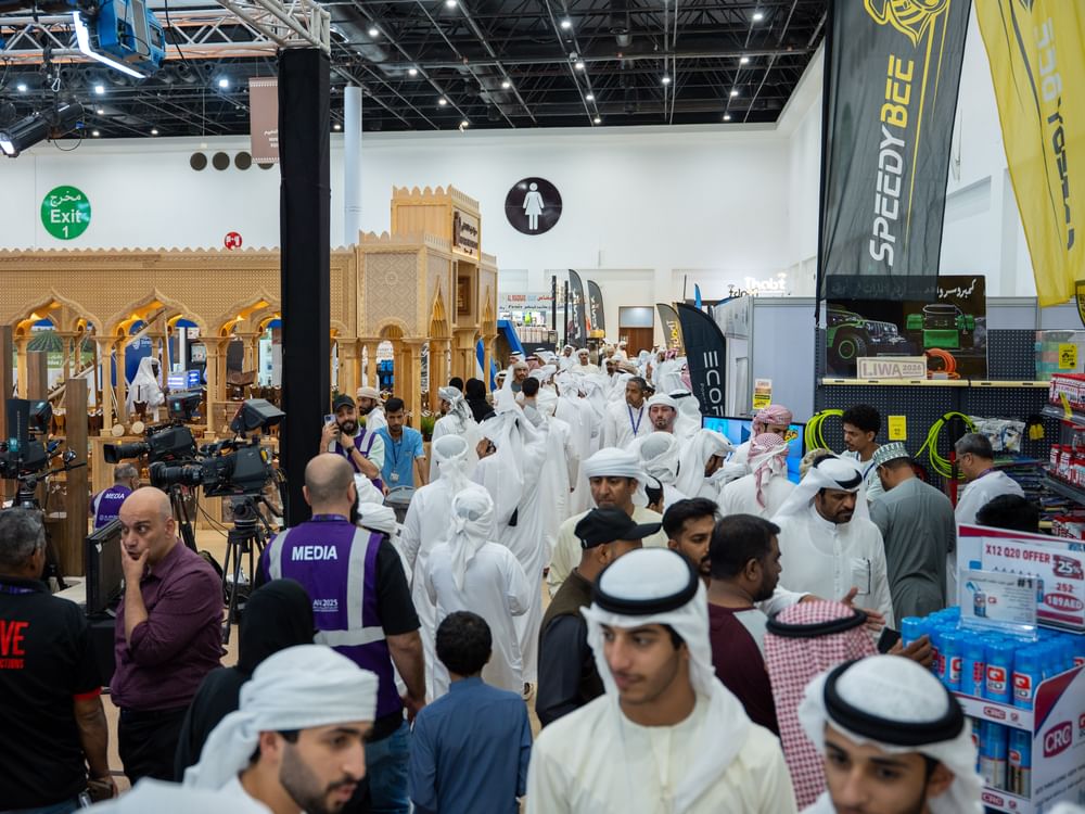 " العين الدولي للصيد والفروسية" يواصل فعالياته التراثية  