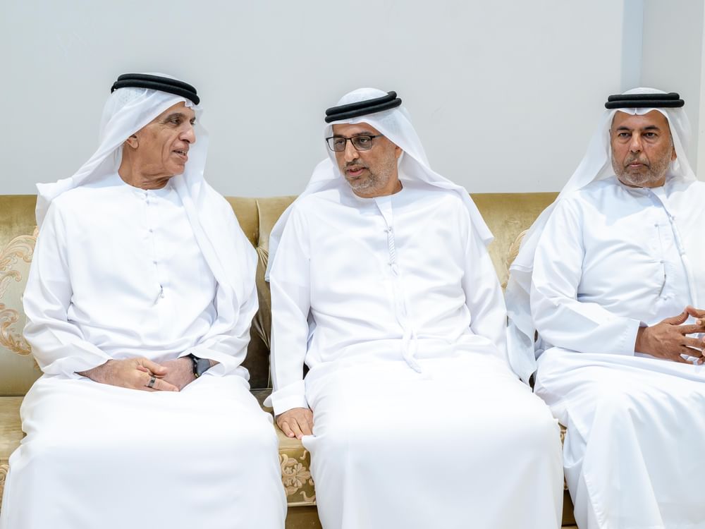 سعود بن صقر يقدم واجب العزاء في وفاة سعيد راشد الحمودي