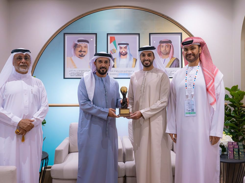 عبدالعزيز وراشد بن حميد يزوران منصة عجمان في سوق السفر العربي 2026