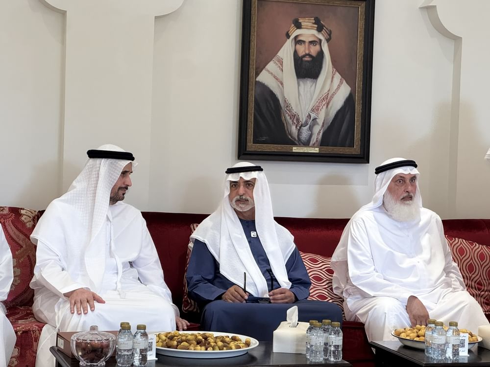 نهيان بن مبارك يعزي مطر الظاهري وأشقاءه بوفاة والدتهم في العين