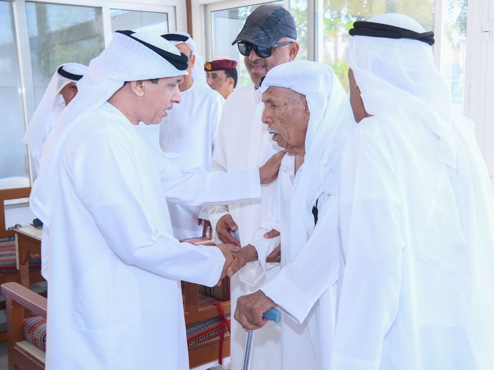 قائد عام شرطة رأس الخيمة يلتقي نخبة من كبار المواطنين 