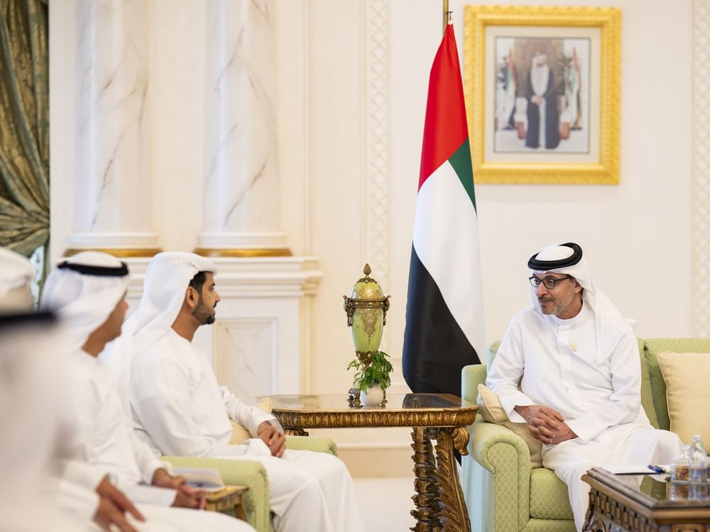 هزاع بن زايد  يطّلع على برامج ومبادرات تعزيز منظومة الدعم الاجتماعي في منطقة العين