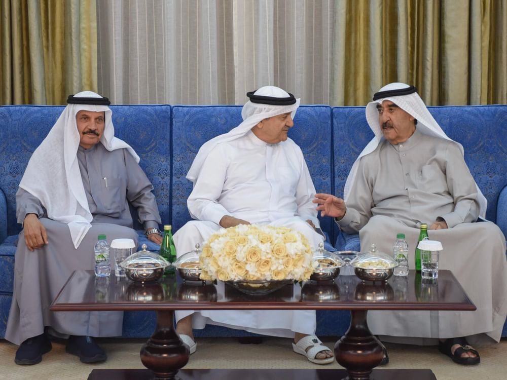 حاكم أم القيوين وولي عهده يستقبلان المهنئين بشهر رمضان 