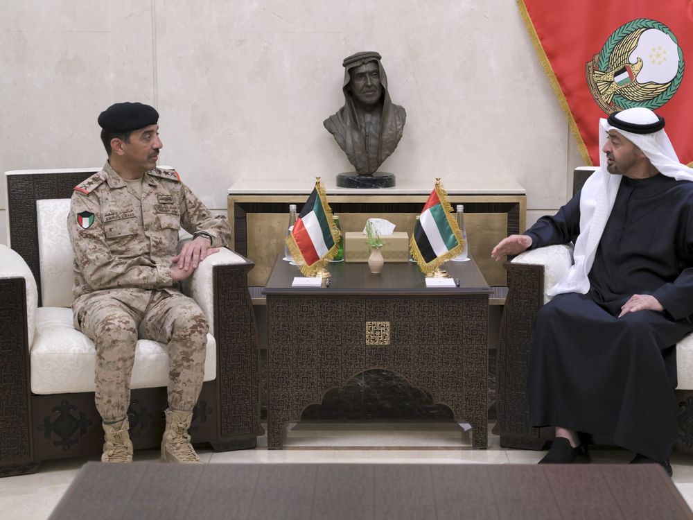 El presidente de Emiratos recibe al jefe del Estado Mayor General de las Fuerzas Armadas de Kuwait